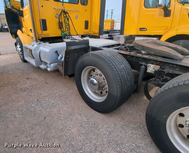 image for item MY9819 2019 Peterbilt 579  semi truck