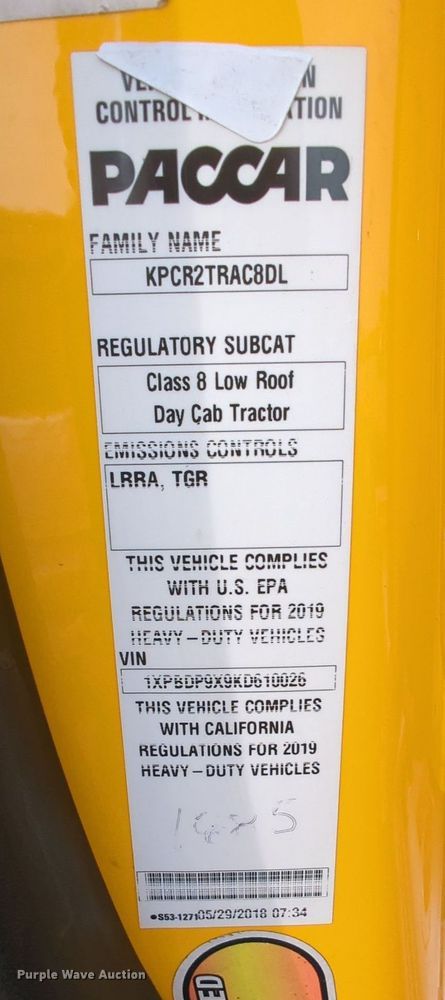 image for item MY9819 2019 Peterbilt 579  semi truck