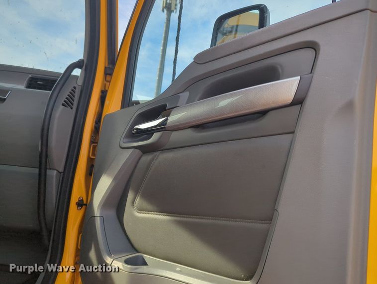 image for item MY9820 2019 Kenworth T680  semi truck