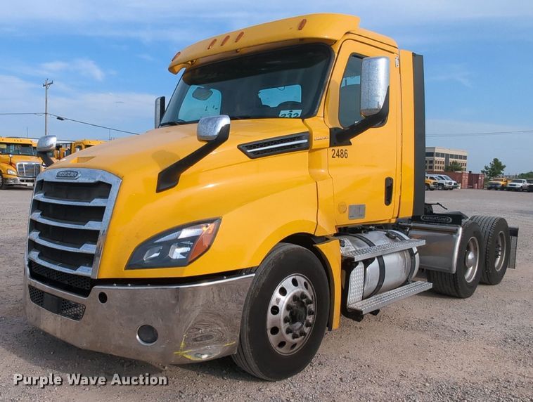 image for item MY9821 2020 Freightliner Cascadia 126  semi truck