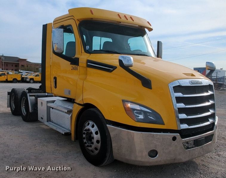 image for item MY9821 2020 Freightliner Cascadia 126  semi truck