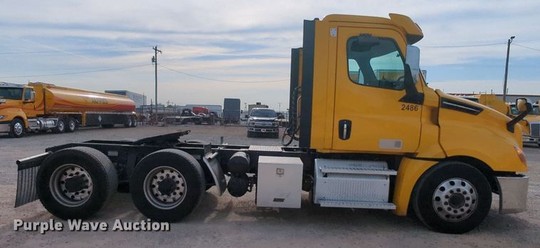 image for item MY9821 2020 Freightliner Cascadia 126  semi truck