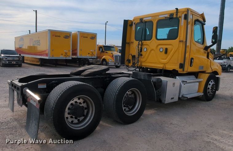 image for item MY9821 2020 Freightliner Cascadia 126  semi truck