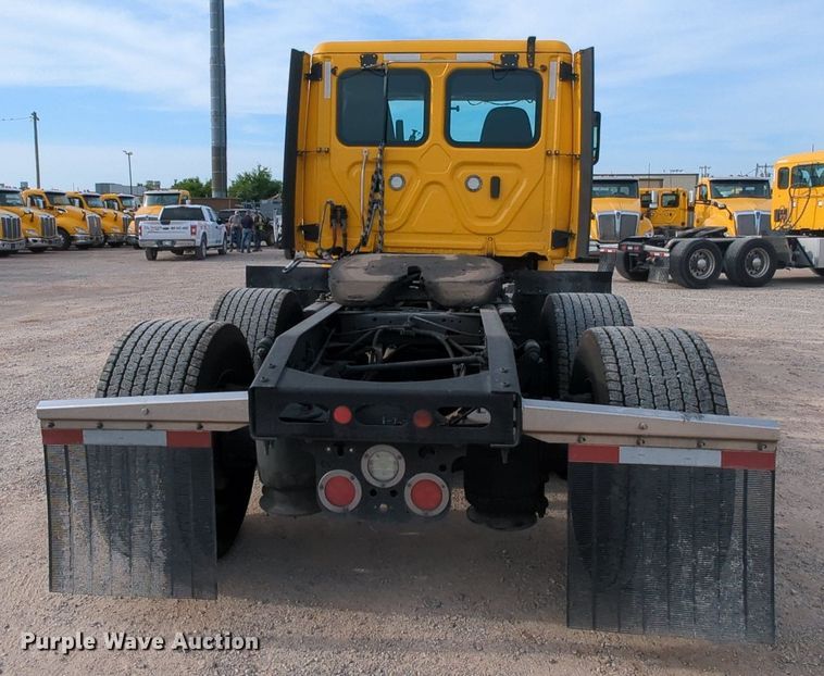 image for item MY9821 2020 Freightliner Cascadia 126  semi truck
