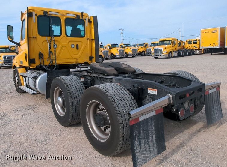image for item MY9821 2020 Freightliner Cascadia 126  semi truck