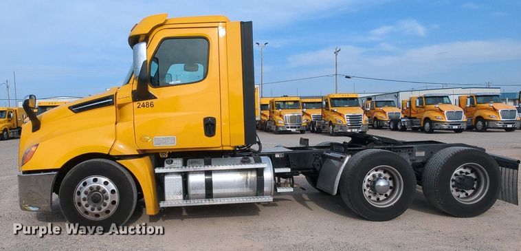 image for item MY9821 2020 Freightliner Cascadia 126  semi truck