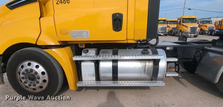 image for item MY9821 2020 Freightliner Cascadia 126  semi truck