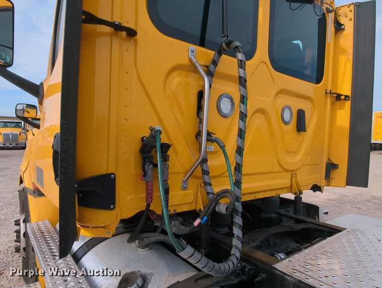 image for item MY9821 2020 Freightliner Cascadia 126  semi truck