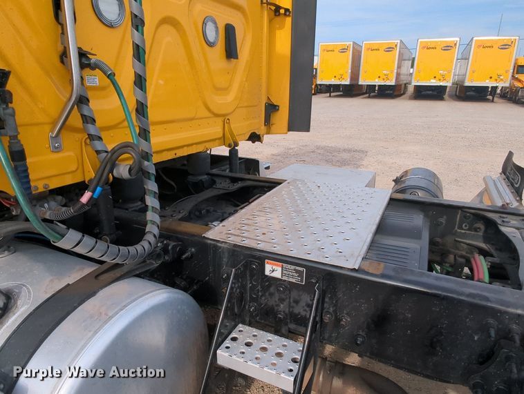 image for item MY9821 2020 Freightliner Cascadia 126  semi truck