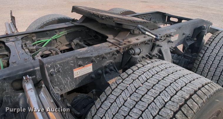 image for item MY9821 2020 Freightliner Cascadia 126  semi truck