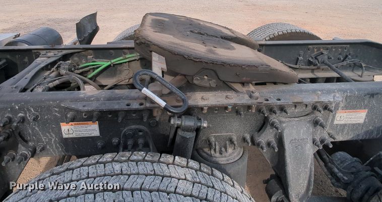 image for item MY9821 2020 Freightliner Cascadia 126  semi truck