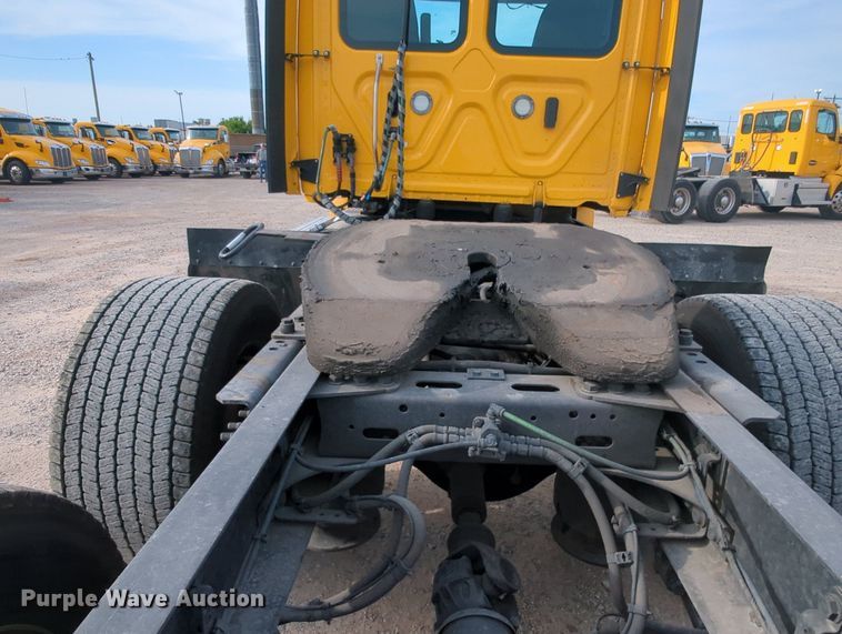 image for item MY9821 2020 Freightliner Cascadia 126  semi truck