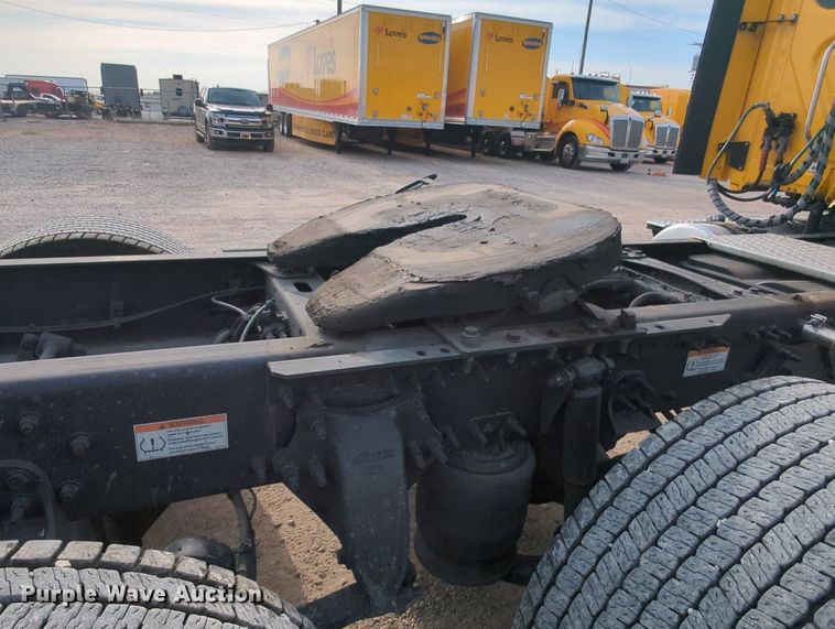 image for item MY9821 2020 Freightliner Cascadia 126  semi truck