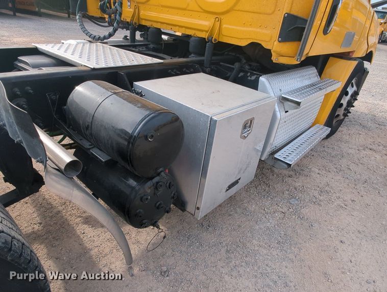 image for item MY9821 2020 Freightliner Cascadia 126  semi truck