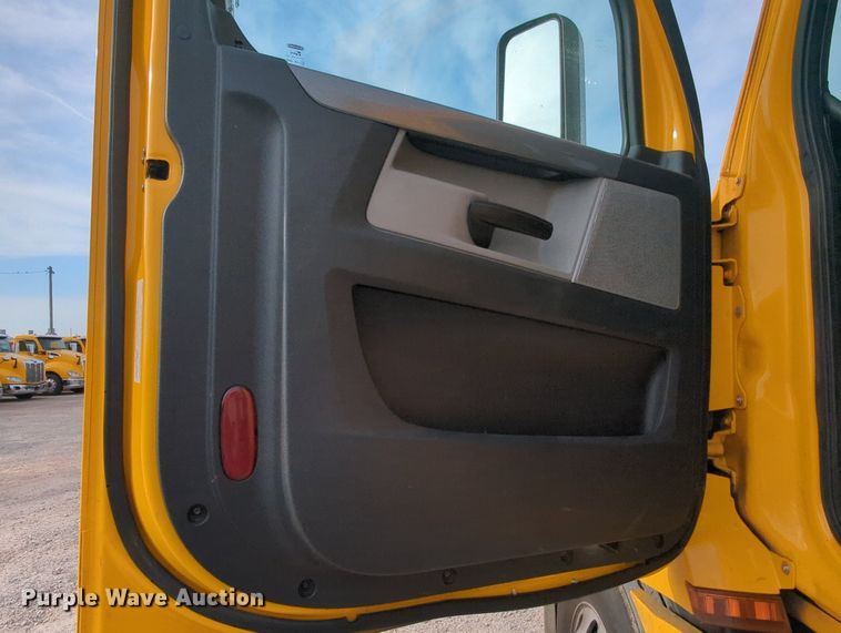 image for item MY9821 2020 Freightliner Cascadia 126  semi truck