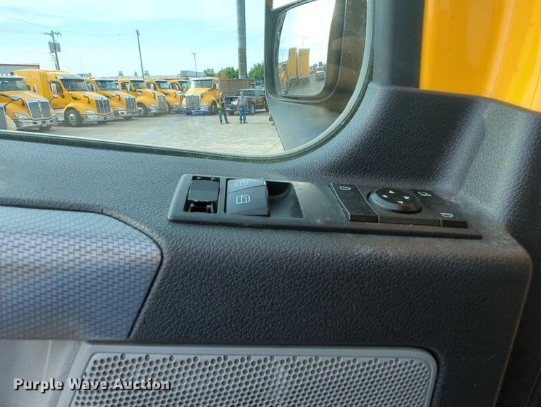 image for item MY9821 2020 Freightliner Cascadia 126  semi truck