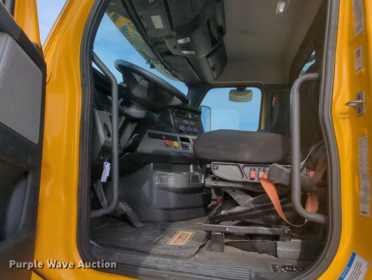 image for item MY9821 2020 Freightliner Cascadia 126  semi truck