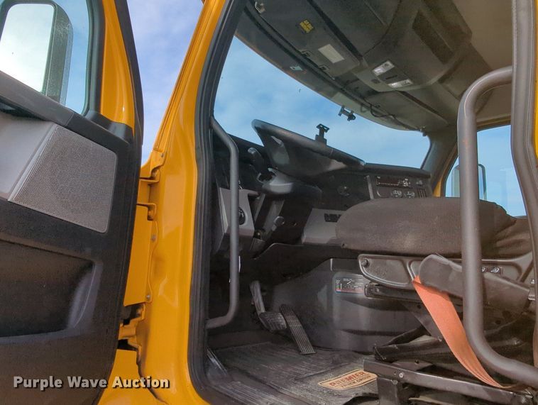 image for item MY9821 2020 Freightliner Cascadia 126  semi truck