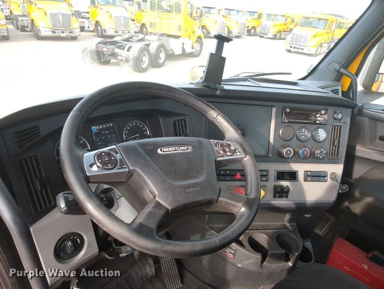 image for item MY9821 2020 Freightliner Cascadia 126  semi truck