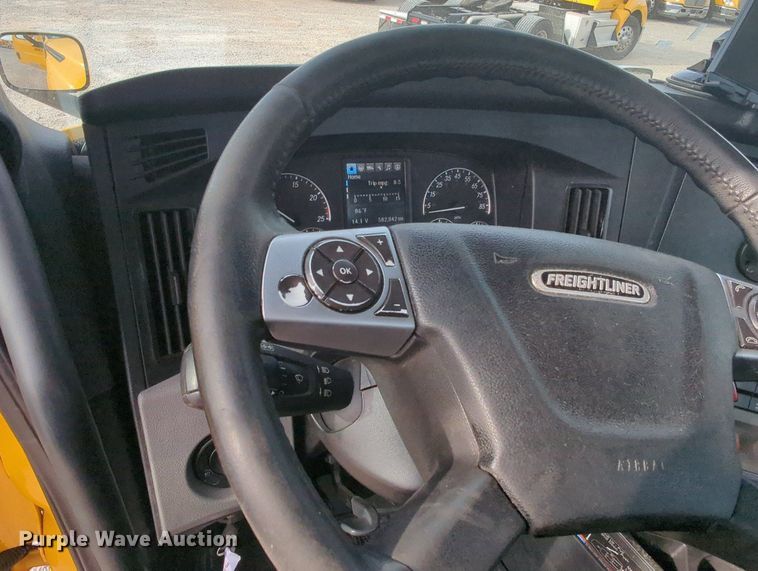 image for item MY9821 2020 Freightliner Cascadia 126  semi truck