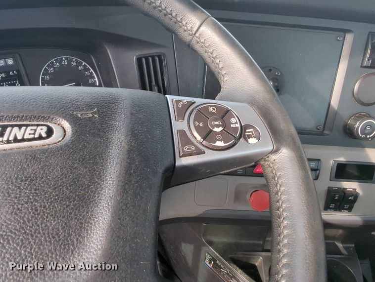 image for item MY9821 2020 Freightliner Cascadia 126  semi truck