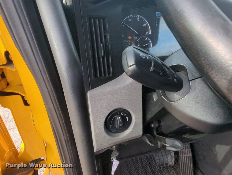 image for item MY9821 2020 Freightliner Cascadia 126  semi truck