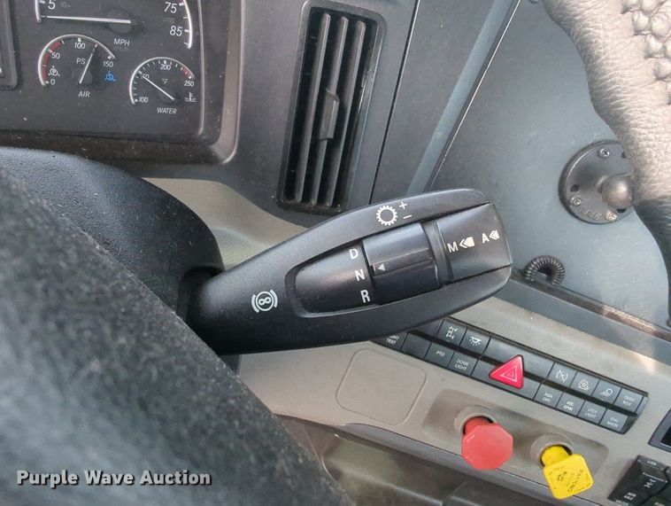 image for item MY9821 2020 Freightliner Cascadia 126  semi truck