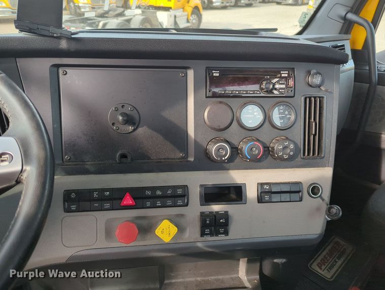 image for item MY9821 2020 Freightliner Cascadia 126  semi truck