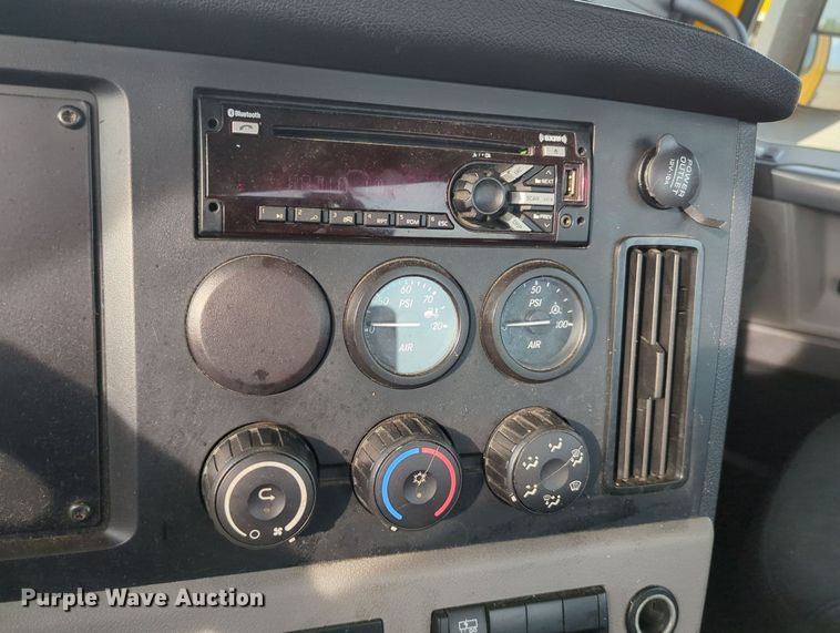 image for item MY9821 2020 Freightliner Cascadia 126  semi truck