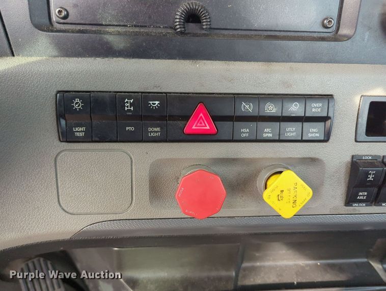 image for item MY9821 2020 Freightliner Cascadia 126  semi truck