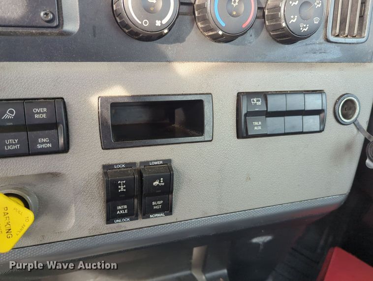 image for item MY9821 2020 Freightliner Cascadia 126  semi truck