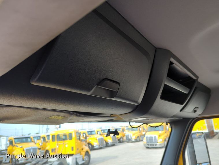 image for item MY9821 2020 Freightliner Cascadia 126  semi truck