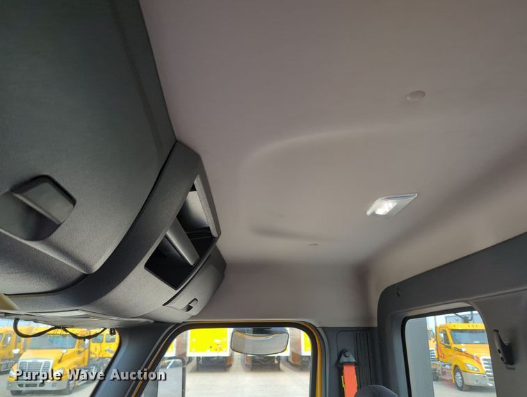 image for item MY9821 2020 Freightliner Cascadia 126  semi truck