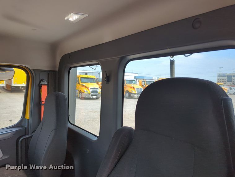 image for item MY9821 2020 Freightliner Cascadia 126  semi truck