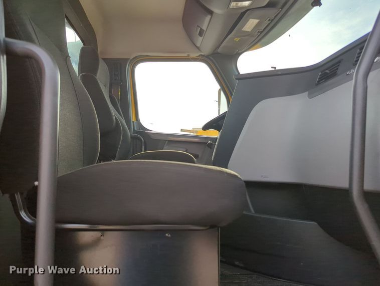 image for item MY9821 2020 Freightliner Cascadia 126  semi truck