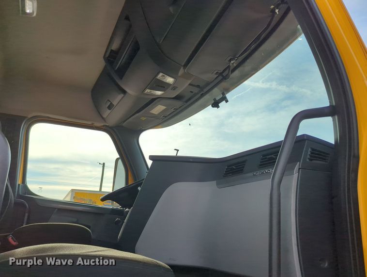 image for item MY9821 2020 Freightliner Cascadia 126  semi truck