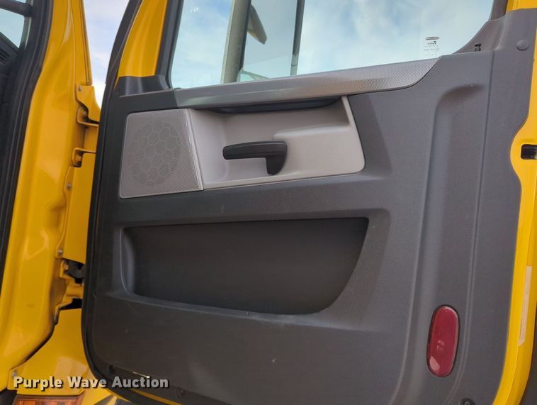 image for item MY9821 2020 Freightliner Cascadia 126  semi truck