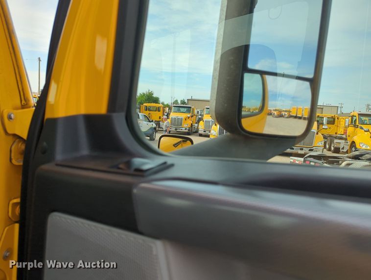 image for item MY9821 2020 Freightliner Cascadia 126  semi truck