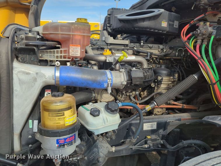 image for item MY9821 2020 Freightliner Cascadia 126  semi truck