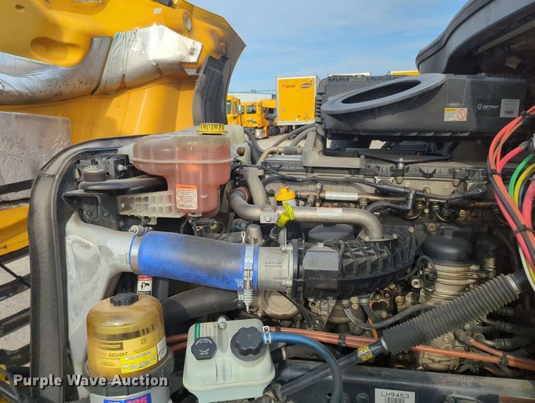 image for item MY9821 2020 Freightliner Cascadia 126  semi truck