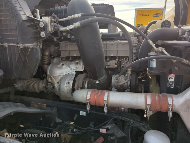 image for item MY9821 2020 Freightliner Cascadia 126  semi truck