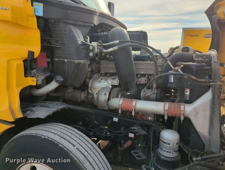 image for item MY9821 2020 Freightliner Cascadia 126  semi truck