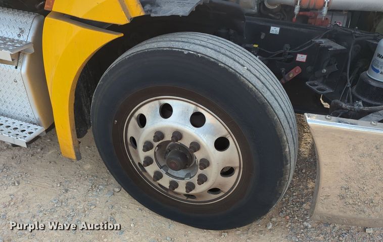 image for item MY9821 2020 Freightliner Cascadia 126  semi truck