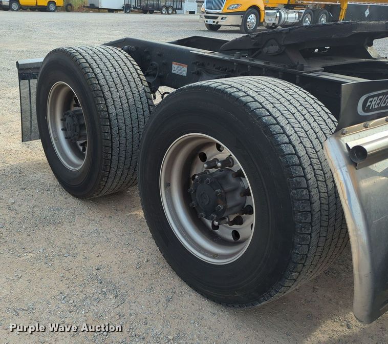 image for item MY9821 2020 Freightliner Cascadia 126  semi truck