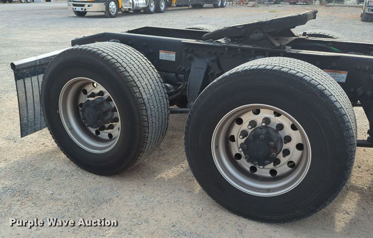 image for item MY9821 2020 Freightliner Cascadia 126  semi truck