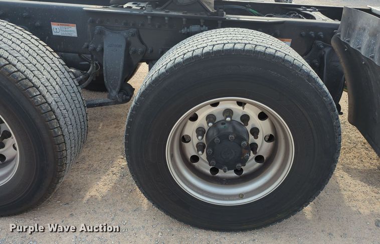 image for item MY9821 2020 Freightliner Cascadia 126  semi truck