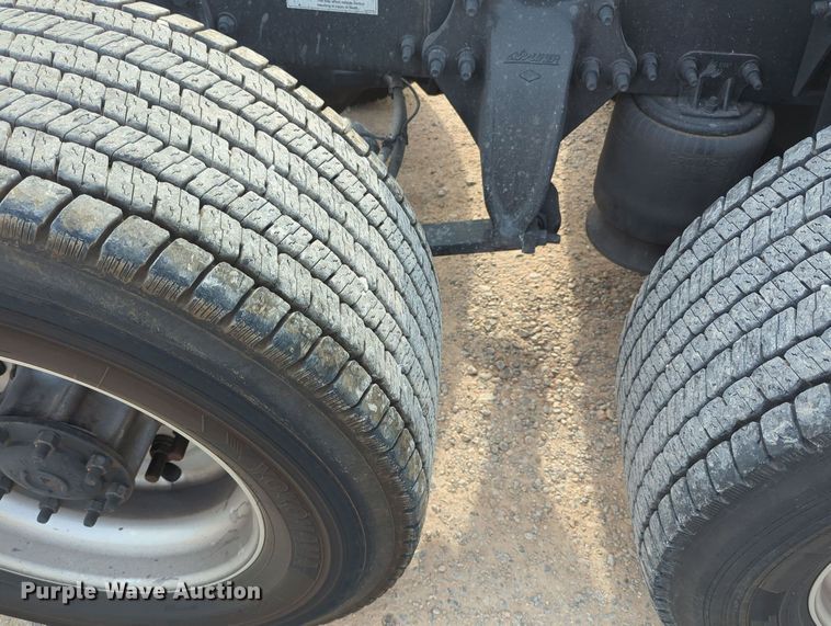 image for item MY9821 2020 Freightliner Cascadia 126  semi truck