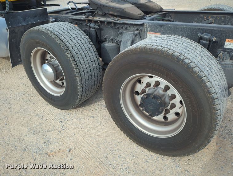 image for item MY9821 2020 Freightliner Cascadia 126  semi truck