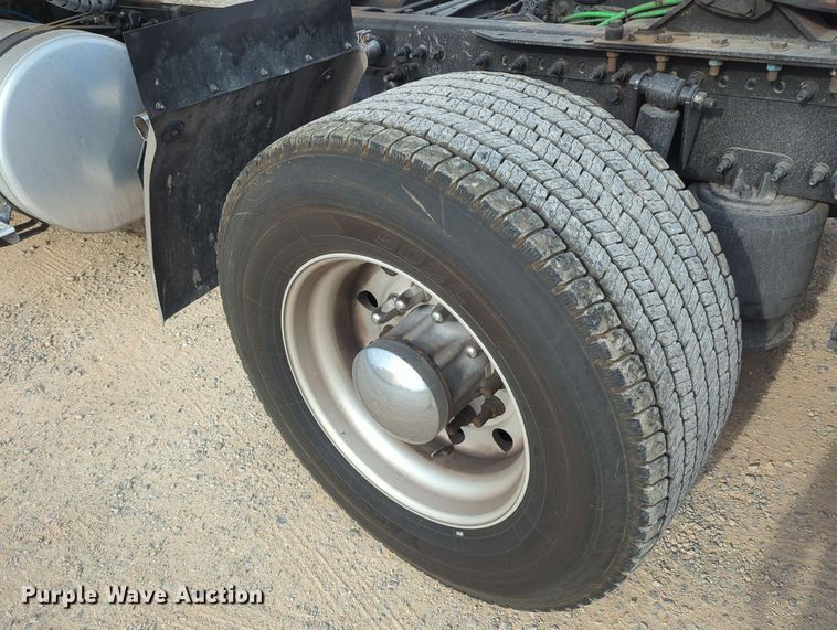 image for item MY9821 2020 Freightliner Cascadia 126  semi truck