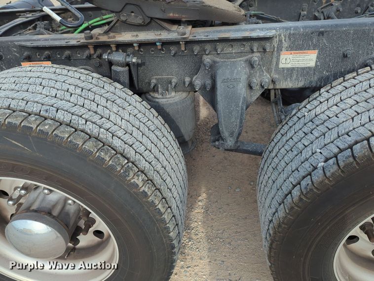 image for item MY9821 2020 Freightliner Cascadia 126  semi truck